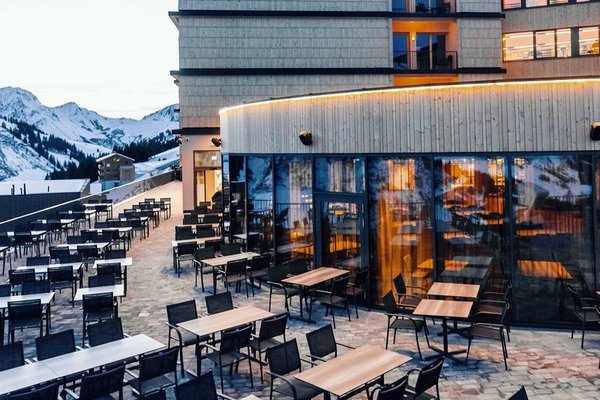 Terrasse des Panoramarestaurants Alpenstern mit Blick auf die verschneiten Berge