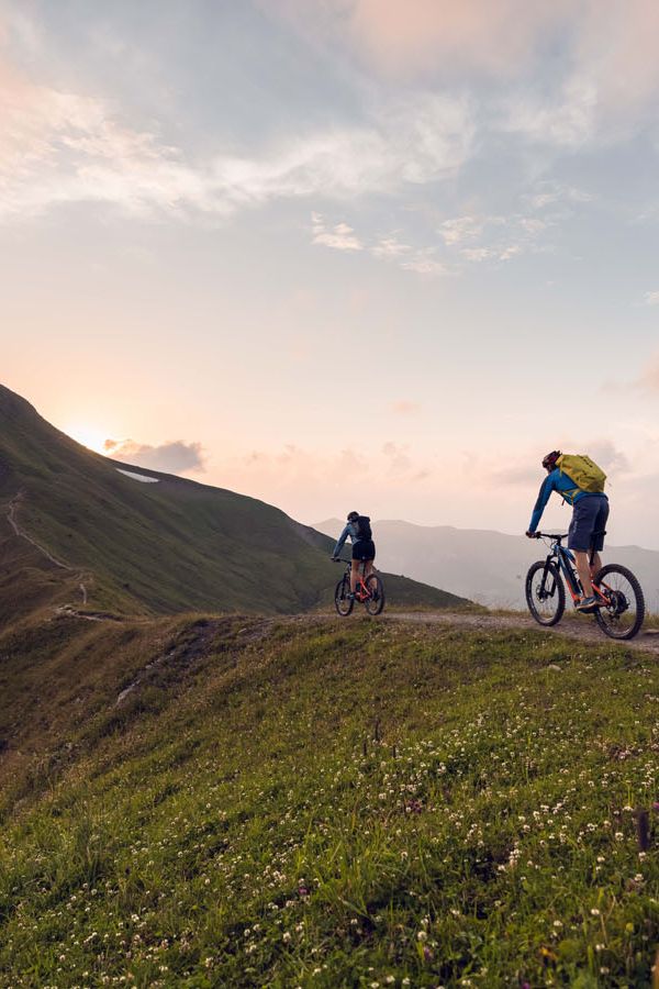 Mountainbiker bei Sonnenuntergang, rund um die Mittagsspitze, DAmüls Bregenzerwald