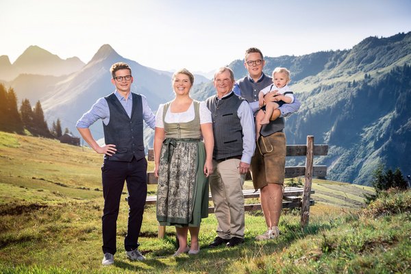 Portrait der Gastgeberfamilien Bischof und Steinfeld des Hotel Alpenstern in Damüls im Sommer