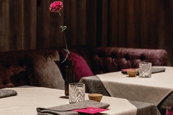 Tische im Restaurant mit Blumenschmuck und Tischgedeck