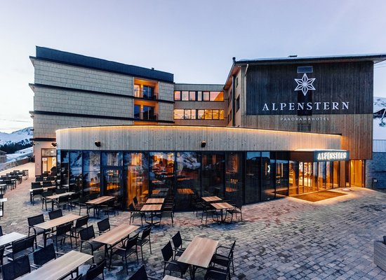 Sonnenterrasse des Panoramahotel Alpenstern in Damüls in Vorarlberg in der Abenddämmerung 