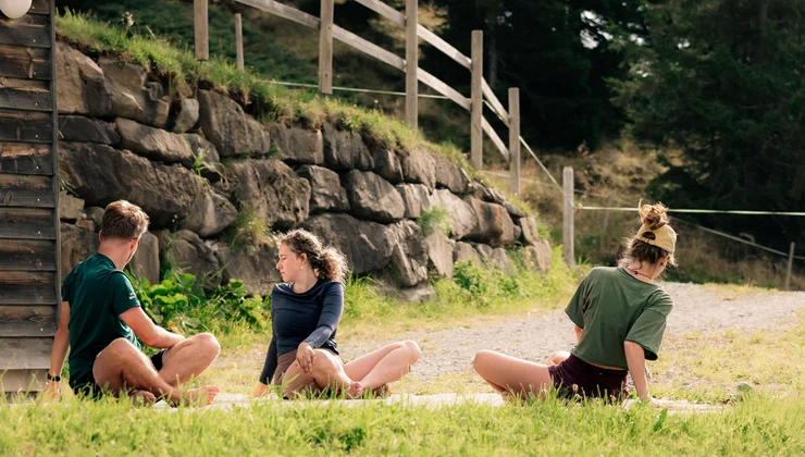 Outdoor Yoga und Bewegung rund um das Hotel Alpenstern Damüls als Inklusivleistung