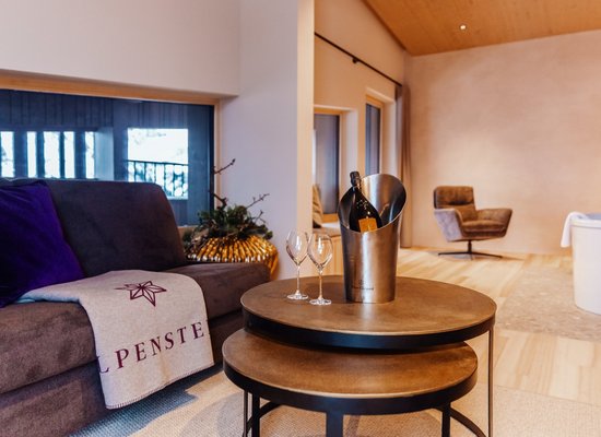 Top Suite im Panoramahotel Alpenstern in Damüls mit modernen Designermöbeln und Champagner