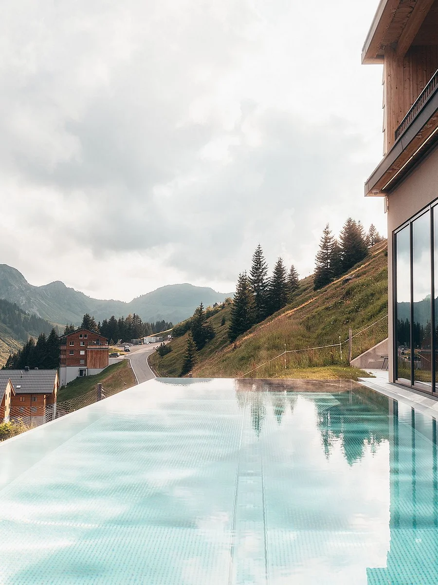 Infinity-Outdoorpool im Hotel Alpenstern Damüls