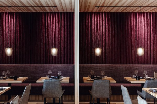 Restaurant mit Weingläsern auf gedeckten Tischen und moderner Einrichtung 