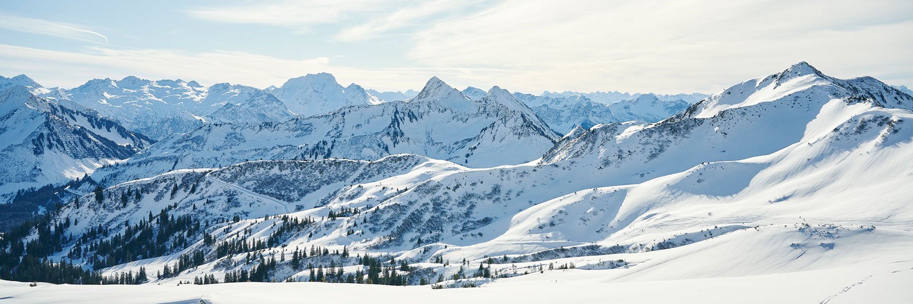Verschneite Winterlandschaft mit Blick auf das Bergpanorama