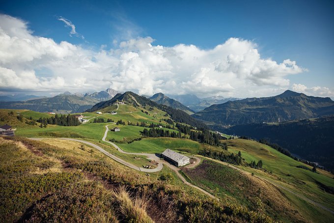 Berglandschaft in Damüls mit Panoramablick im Herbst mit Wolken und Sonnenschein