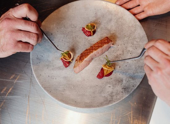 Liebevoll angerichtete Speise mit Fleisch im Alpenstern Panoramarestaurant in Damüls in Vorarlberg 