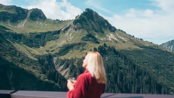 Himmelreich SPA im Hotel Alpenstern Damüls mit Panoramaterrasse und Blick in die Bergwelt Damüls Bregenzerwald