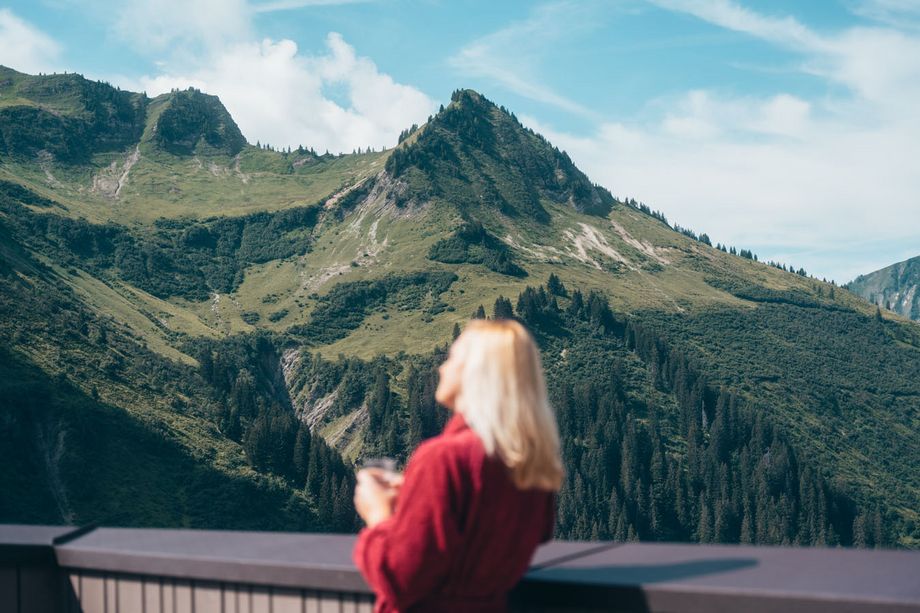 Himmelreich SPA im Hotel Alpenstern Damüls mit Panoramaterrasse und Blick in die Bergwelt Damüls Bregenzerwald