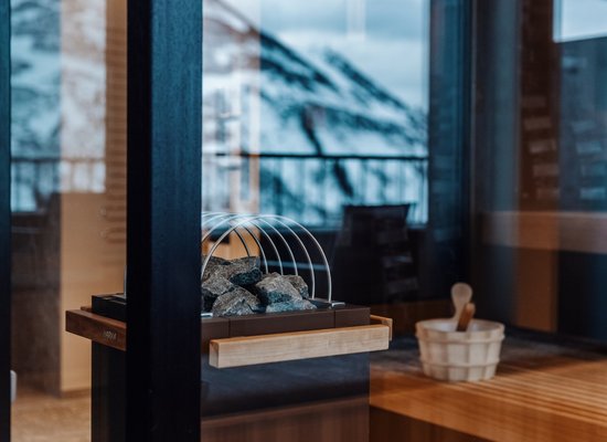 Infrarotkabine in der Suite Edelweiß im Panoramahotel Alpenstern in Damüls mit Blick auf die Berge